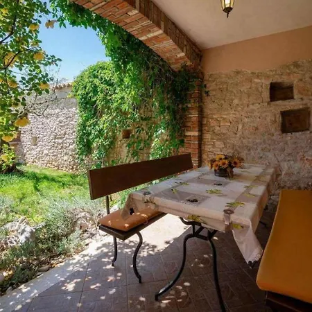 Rustikales Und Authentisches Mit Bbq, Babybett Und Hundefreundlich Kaštelir