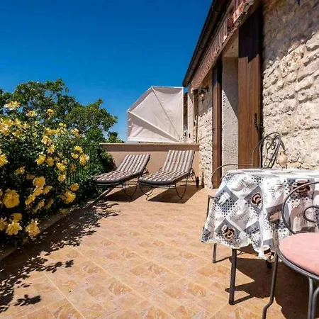 בית נופש Rustikales Und Authentisches Mit Bbq, Babybett Und Hundefreundlich Kaštelir